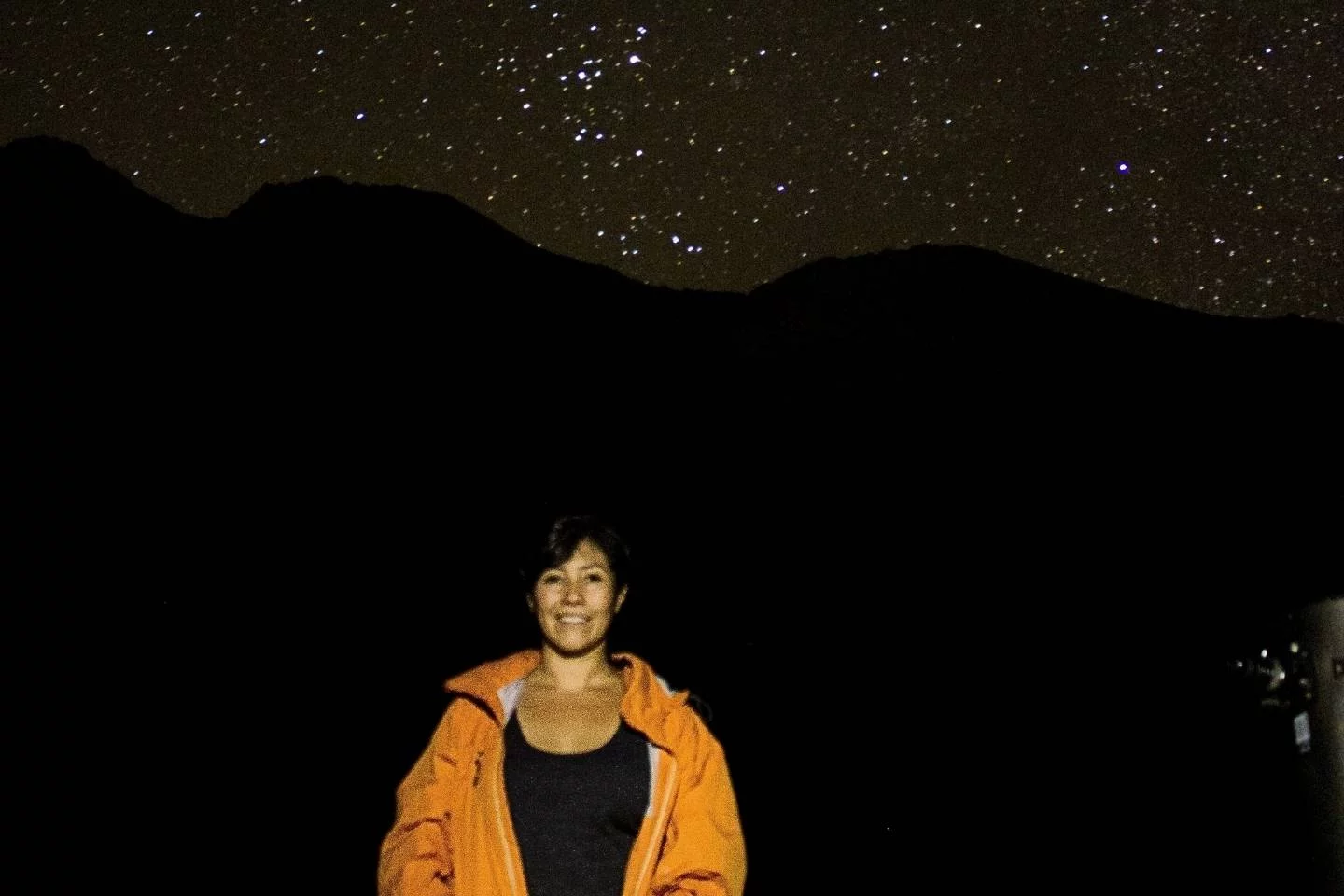 retrato nocturno al aire libre. Mujer bajo las estrellas del valle del elqui.